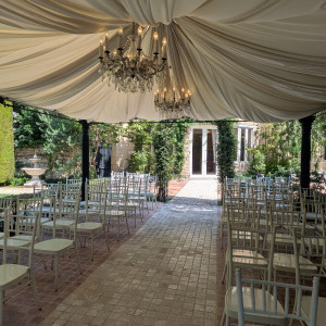 新郎新婦には自然光が当たるようになっている|767334さんのソンブルイユ TOKYOの写真(2520291)