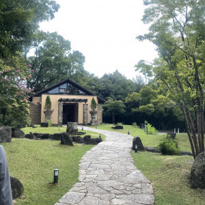挙式会場までこの道を通って歩きます。|767406さんのザヒルトップテラス奈良の写真(2518881)