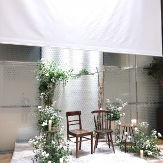 新郎，新婦の席には壁から布をおしゃれにかけれる