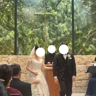 バックの緑が美しいチャペル