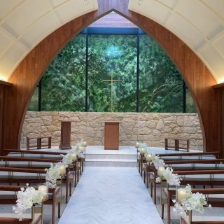 木と緑が調和した、自然光の入るチャペル