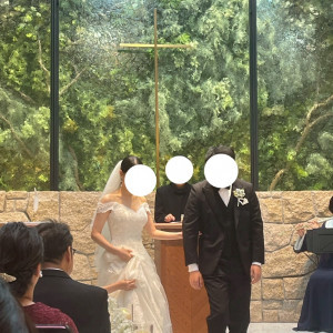 バックの緑が美しいチャペル|767485さんのアーカンジェル代官山/テイクアンドギヴ・ニーズウェディングの写真(2519466)