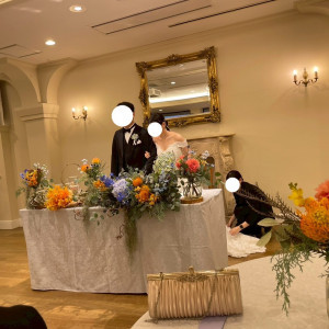 新郎新婦卓の華やかな装花が嬉しかったです|767485さんのアーカンジェル代官山/テイクアンドギヴ・ニーズウェディングの写真(2519471)