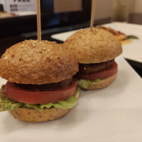 デザートブッフェでミニハンバーガーを出していただきました。