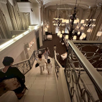 チャペルから披露宴会場に向かう階段