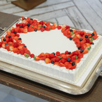 40人分のウエディングケーキです
振る舞えるよう生ケーキにし