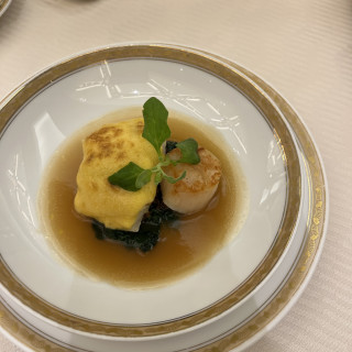 メインの魚料理。ソースが美味しい！