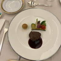 メインの肉料理は牛フィレ肉のステーキ。