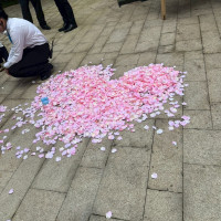 フラワーシャワーを集めてハート型にしてくれました