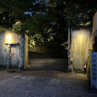式場の入り口です。目の前にバスを止めてくれました。