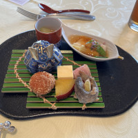 和食コースの前菜。食器がオシャレでした。