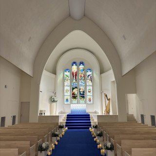 ブルーのバージンロードとステンドグラスが素敵でした