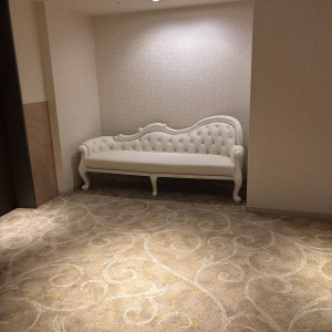 ソファ。テーブルが12卓以下だと披露宴会場内に入れられます。|767606さんの品川プリンスホテルの写真(2553257)