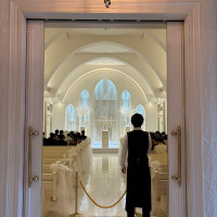 扉外から見たチャペル