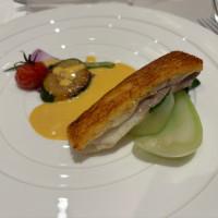 帆立と蟹のムースを乗せた旬魚のさっくりポワレ