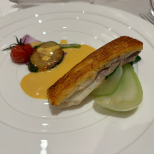 帆立と蟹のムースを乗せた旬魚のさっくりポワレ|767638さんのアーヴェリール迎賓館(姫路)/テイクアンドギヴ・ニーズウェディングの写真(2607470)