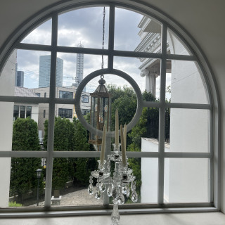 チャペルを出たところの窓の景色です。