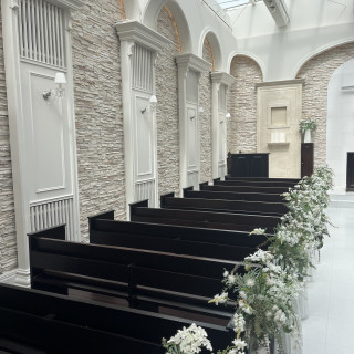 チャペルの椅子は濃い茶色です。、