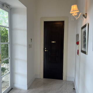 スタッフさんの入り口ですが、ドアが可愛らしいので撮りました。