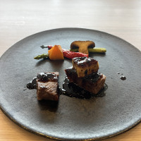 メインのお料理です。フォアグラが乗っています。