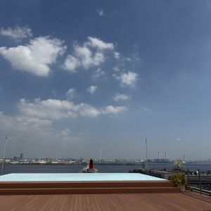 挙式後披露宴まで過ごせるルーフトップ|767664さんのTHE GRAND ORIENTAL MINATOMIRAI(グランドオリエンタル みなとみらい)の写真(2520759)