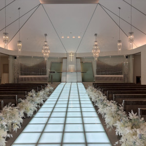 バージンロードのライトが光っている状態小さな滝があります|767676さんのアルカンシエル luxe mariage 名古屋（アルカンシエルグループ）の写真(2520819)