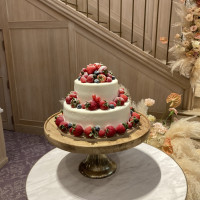 ウェディングケーキ、生クリームで側面をベタ塗りして貰いました