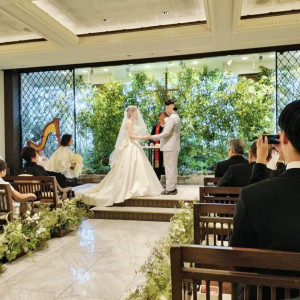 8月なので装飾はグリーン。天候に左右されないのがよいです。|767685さんのInStyle wedding KYOTO/テイクアンドギヴ・ニーズウェディングの写真(2520934)