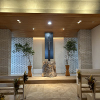 木の温もり感じる柔らかい日差しを感じるチャペル