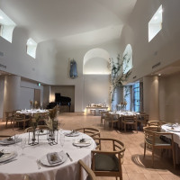 アシンメトリーの天井に柔らかい日差し、白い壁に緑のツタ最高！