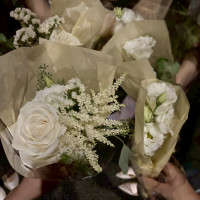 披露宴会場内のお花は持ち帰りできるように包んでいただきました