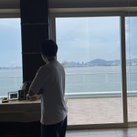 デザートビュッフェ会場。逆光になる。