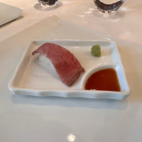 肉寿司です。寿司ビュッフェを頼むと出てきます。