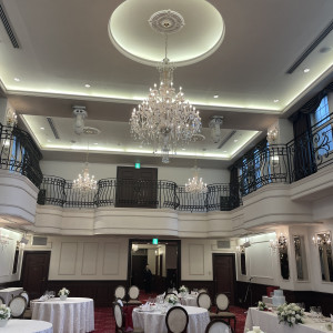 会場の大きなシャンデリア|767975さんのOSAKA St.BATH CHURCH(大阪セントバース教会)の写真(2522100)