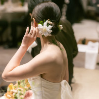 挙式後、無料で生花をヘアセットしてもらえた