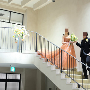 お色直し後階段|768004さんのニーズ青山 by T&G WEDDING (旧 青山迎賓館)の写真(2523372)