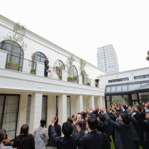 ブーケトスの代わりにお菓子巻きをしました|768004さんのニーズ青山 by T&G WEDDING (旧 青山迎賓館)の写真(2523370)