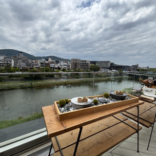 テラスにでて鴨川の景観を楽しみながら料理も食べれました。
