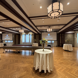 中層階の会場(扉から入場した視点)