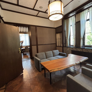 控え室奥側が新婦のお色直しスペース|768105さんの東京九段会館テラスの写真(2546761)