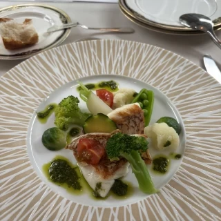 魚料理。鯛でしたが少し硬かったです