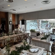 大きな窓があり明るい雰囲気