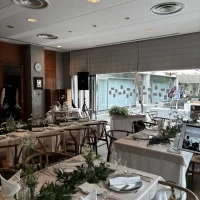 大きな窓があり明るい雰囲気