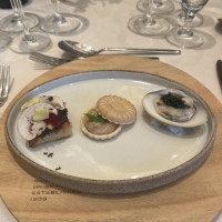 前菜です、フォアグラがのったはまぐりが最高に美味しかったです