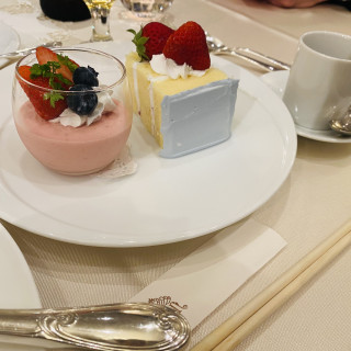 デザートとウエディングケーキのおすそ分けです。