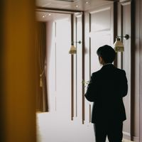 新郎がファーストミートを待っている写真です