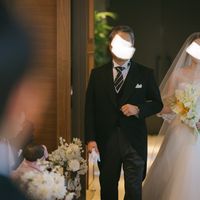 バージンロードを父親と歩いている写真