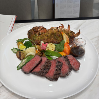 お肉とオマール海老の料理です