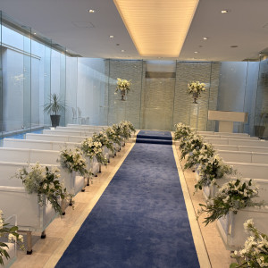 青を基調とした全体的なチャペルです|768178さんのアクアテラス迎賓館（大津）/テイクアンドギヴ・ニーズウェディングの写真(2651582)