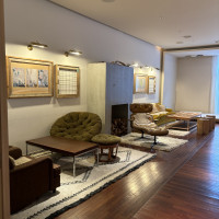 ゲストの待合室はリラックス感があり、座席数も多かったです。